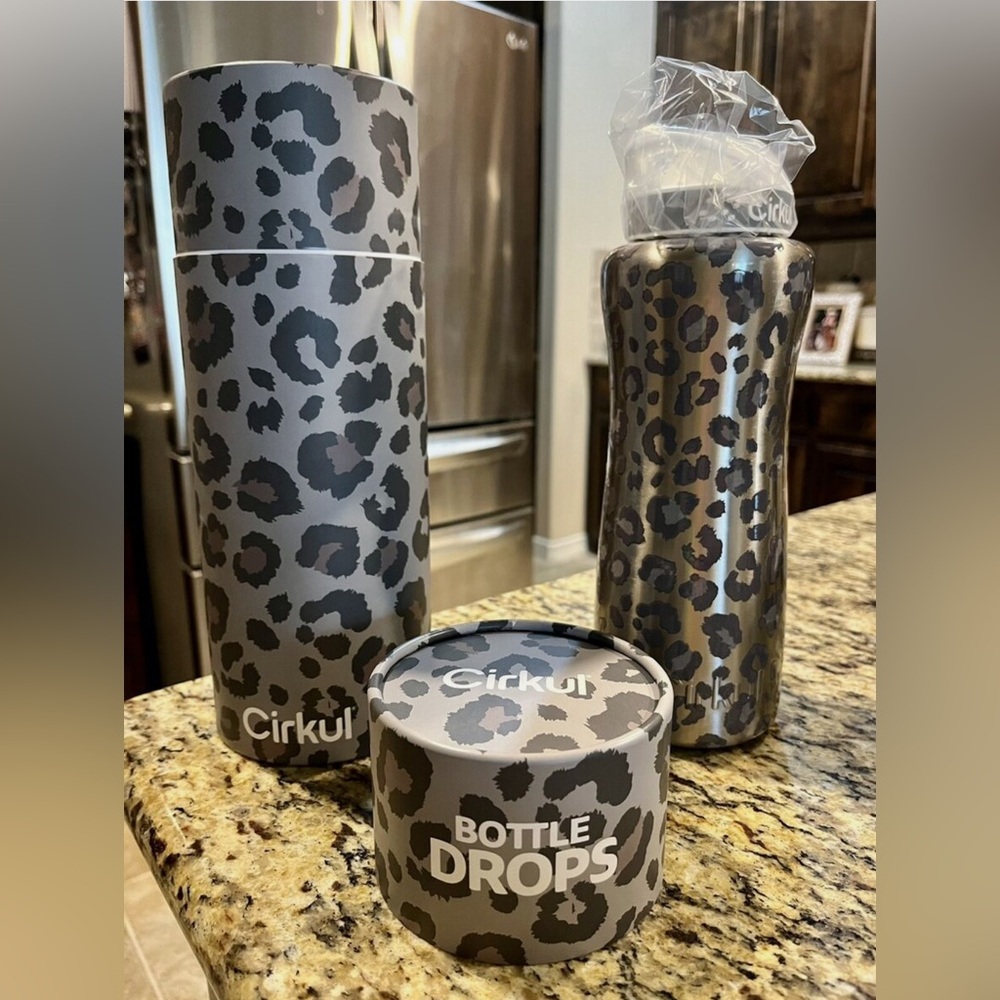 Limited Edition!!! Sold out online!!! Cirkul water bottle with 9 flavors!!!!